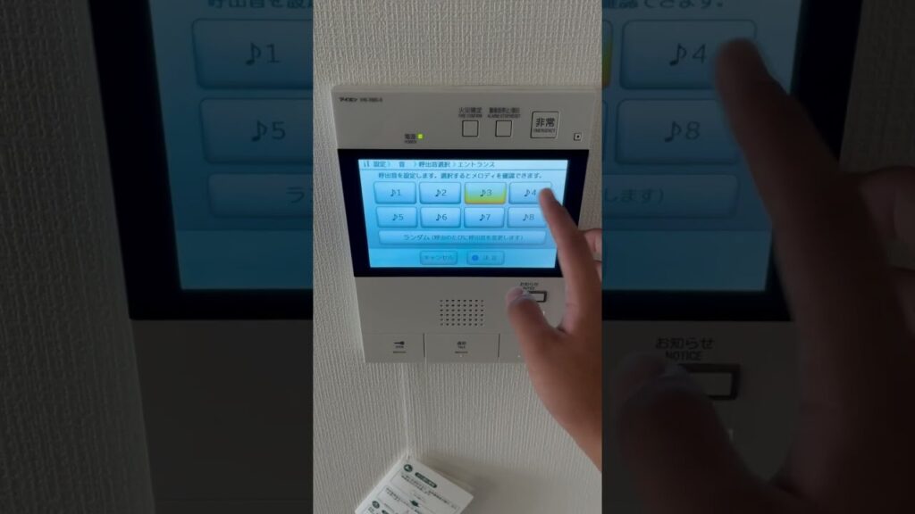 一軒家の「夜の防犯」。カーテンの隙間から漏れる光に注意