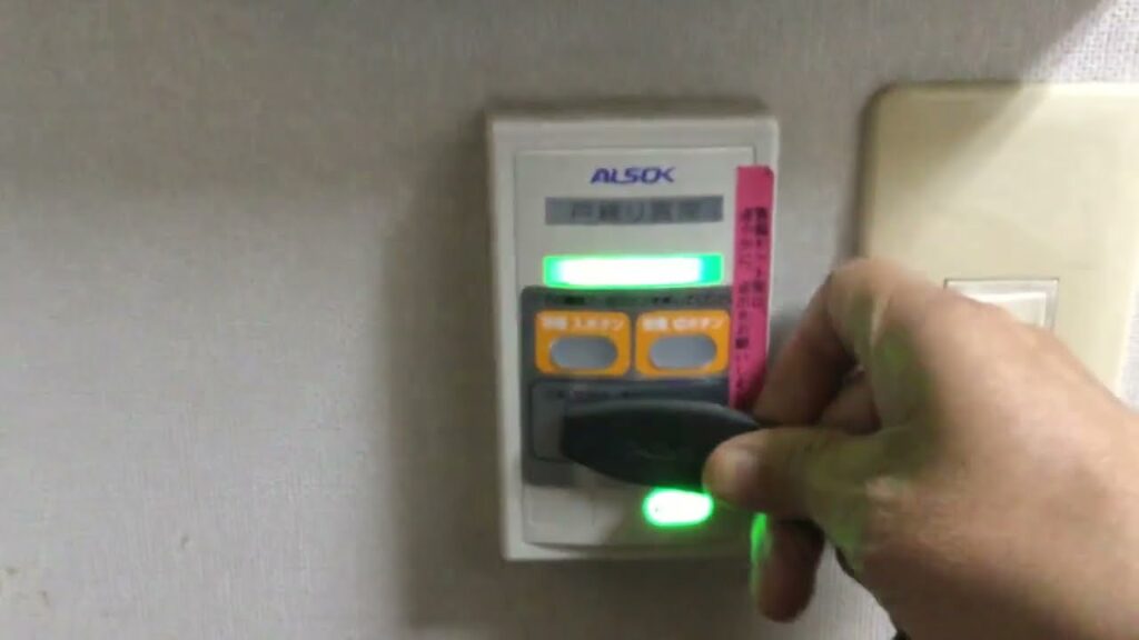 土地周辺の「自動販売機」。夜間の明るさと溜まり場のリスク