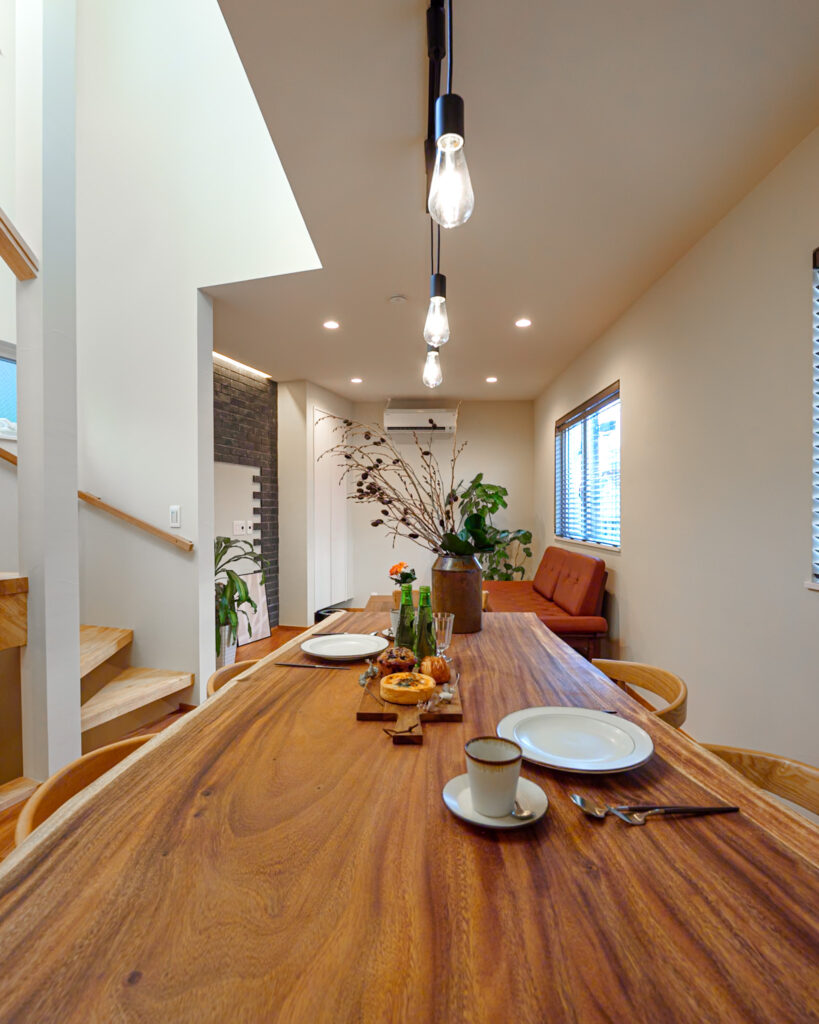 一軒家の「窓」に防犯フィルム。透明度が高くて全く目立たない