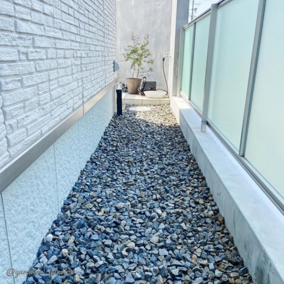 土地周辺の「街灯」。色がオレンジと白で防犯効果が違う理由